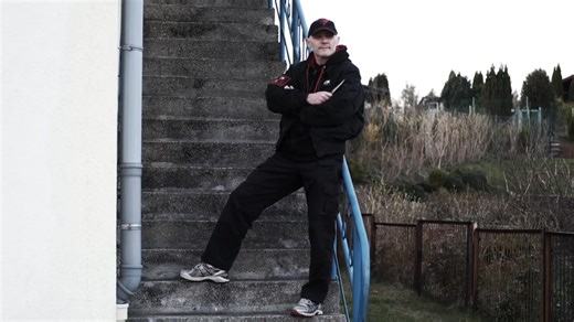 Czym jest Knife Zone? 🗡️ Wiele osób pyta mnie: „Czym różni się Knife Zone od innych systemów?”. Odpowiedź jest prosta: ** Knife Zone to czysta pragmatyka.** Na tym wideo zobaczysz ułamek tego, nad czym pracujemy – to nauka kontroli dystansu, obrony przed atakami i skutecznej odpowiedzi w skrajnym stresie. Jeśli to, co widzisz, przemawia do Twojego poczucia bezpieczeństwa, mamy dla Ciebie coś więcej. 👇 🗓 21 MARCA w Gdyni organizujemy dedykowane warsztaty: KNIFE ZONE – DEFENSYWA. Skupimy się na