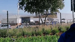 #Thembisa_Online #BREAKING_NEWS Two ATMs bombed,cash taken, staff instructed to Twerk. 🎥🎤 #Mfanelo_Uphenyibheshu_Dzanibe Two ATMs were bombed at Engen Fuel station at Tswelopele in Thembisa during wee hours of Tuesday. Armed robbers whom are believed to have been travelling with Toyota Quantum, fired warning shots and instructed staff members to Twerk for them. They then bombed two ATMs and took an undisclosed amount of cash. Authorities were called to the scene. The fuel station is operationa