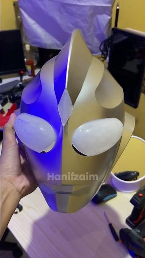 Topeng ultraman penyelamat dunia