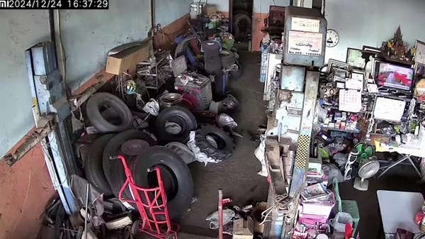 Mechanic almost loses his arm when tyre explodes in garage