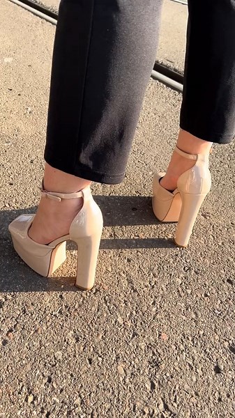 walk in sky high heels👠 • #highheels #heels #heelsaddict #heelsinpublic #stilettos #highheelpumps #hoheschuhe #tacchi #tacco15 #stilettoheels #walkinheels #fashion #shoes #shoesoftheday #heelsofinstagram #heelsoftheday #toeclevage #killerheels #tacchialti #talons #talonshauts #extremheels #highheelsinpuplic #heelslover #szpilecki #sexyheels #girlinheels #shoesaddict #skyhighheels #wysokieobcasy #fyppppppppppppppppppppppp #fy #fyp #wifeinheels