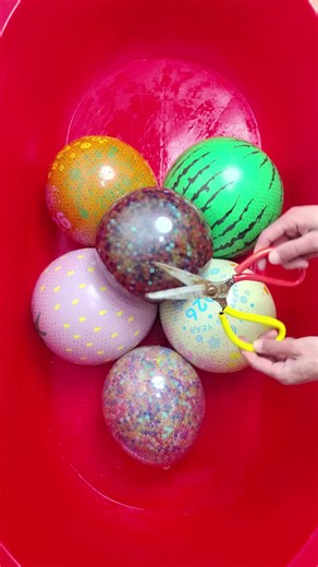 Scissors to balloons #bubblebead #decompress #scissors #balloon #decompressvideo