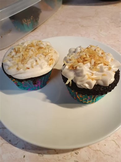 Horchata Frosting with Mexican Chocolate Cupcakes: Horchata: Soak 1/4 cup rice in 1/2 cup hot oat milk. Let thicken for 1 hour or overnight. 5 cups powdered sugar 1 cup Viola dairy free cream cheese 2tsp vanilla 2tsp cinnamon 1/4 cup horchata (also can be bought at the store) Cream sugar, cream cheese, vanilla and cinnamon together until whipped and thickened. Mexican Chocolate Cupcakes recipe is in another video pinned at the top of my feed. @HEB 🍌 @H-E-B @dragonflygarden1111 @🐾Mex🐾 @britt.t