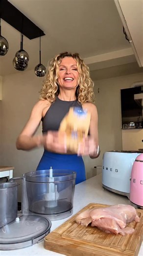 SILVIA FITNESS MAMA on Instagram: "💾 Salvează această rețetă pentru mai târziu AICI ⤵️✨ Uite cum să faci paste proteice cu sos de brânză si mazăre pt deficit caloric 🫛 💌Comentează MESE și îți voi trimite linkul cu mai multe rețete și 50+ MESE PROTEICE pline de volum, calculate cu macronutrienți pt mic dejun, prânz, cină, desert, ca să te ajute să reduci grăsimea și să te tonifiezi fără să te restricționezi sau să te înfometezi. Ingrediente 3 porții - 150 g paste proteice (Sam Mills) - 400 g p