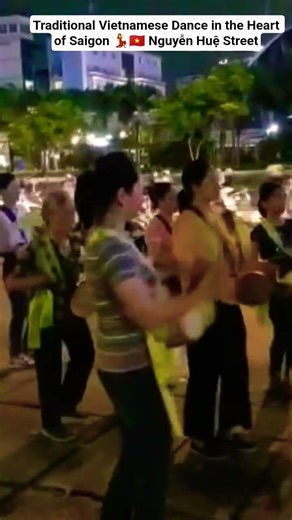 Traditional Vietnamese Dance in the Heart of Saigon 💃🇻🇳 Nguyễn Huệ Street