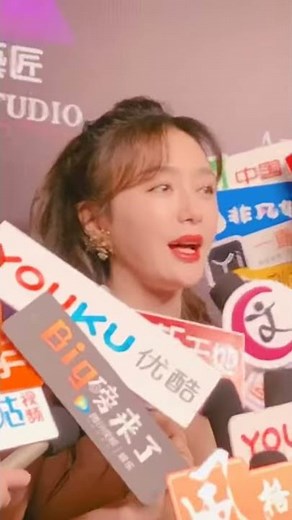 秦岚皇后娘娘近看还是很老的 Empress Qin Lan is still very old when she looks close to her.