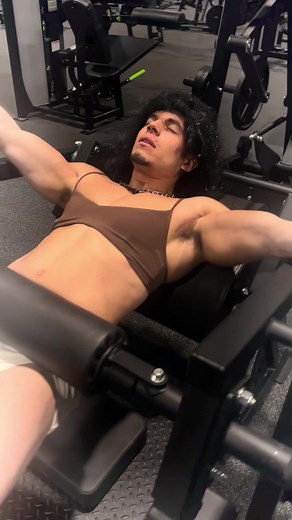 How guys look using the hip thrust machine 😂 @hellamarkharley