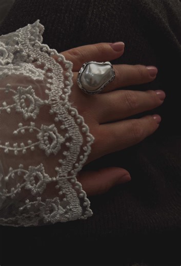 O ținută gingașă de primăvară pentru matineul copilului? 🌸 Alege o rochie vaporoasă sau o fustă midi cu o cămașă fină, în culori deschise. Adaugă un sacou subțire și pantofi comozi cu toc mic. Delicată, feminină și confortabilă — pentru că tu îl susții pe el, dar o faci cu stil. 🌷#8martie#moldova🇲🇩 #ootd #fashion #personalstylist