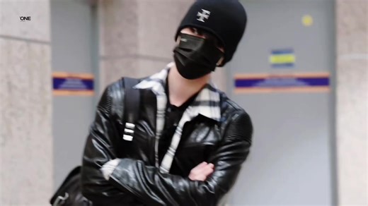 06/03/2026 Obrolan random HeYu di Pudong Shanghai Airport menuju Paris ✈️ (terbang pukul 12 dini hari) Ngobrol random gini aja udh seneng banget yah ngeliatnya, jd pengen ngajak tos juga 🤣 #何与 #HeYu #shanghai #fyp #fyppppppppppppppppppppppp