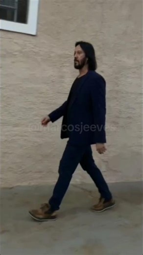 Astro é visto caminhando em São Paulo, Brasil.