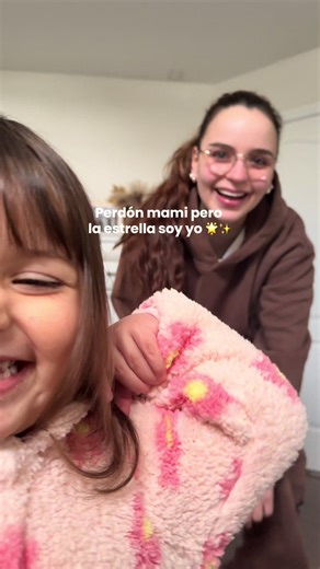 Evita entrando en modo lerigo 😂❄️🤍 aquí nos disfrutamos hasta el poquito de nieve que nos tocó jaja ❤️ fuimos muy afortunados la verdad que solo nos tocó un poquito de lluvia y un poquito de nieve y gracias a Dios nada más! #EvayMajo #mamaehija #mamadeunaprincesa👸 #vidademama #nieve