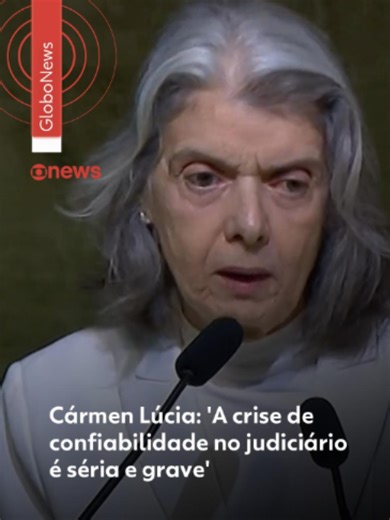 Discurso no RJ - A ministra do Supremo Tribunal Federal (STF), Cármen Lúcia, participou na manhã desta sexta-feira (17) de um congresso sobre direito civil na Fundação Getúlio Vargas, no Rio de Janeiro. Durante o evento, a ministra voltou a reconhecer que o poder judiciário enfrenta uma crise de confiabilidade. Ela ainda afirmou que é importante descobrir as causas dessa desconfiança e que o direito precisa ser defendido de ataques, assim como a democracia. Veja mais no #g1. #cármenlúcia #stf #d