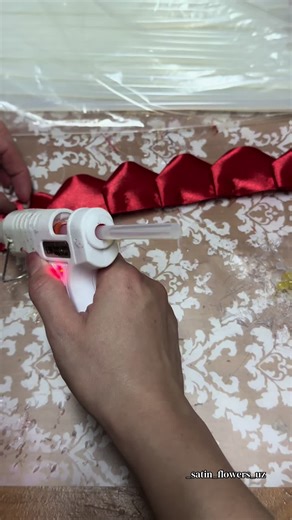 Satin flowers 🌹 #туториалнаатласнуюрозу #flowersfromsatinribbon #каксобратьбукетатласныхроз #розыизатласнойленты #glitterroses