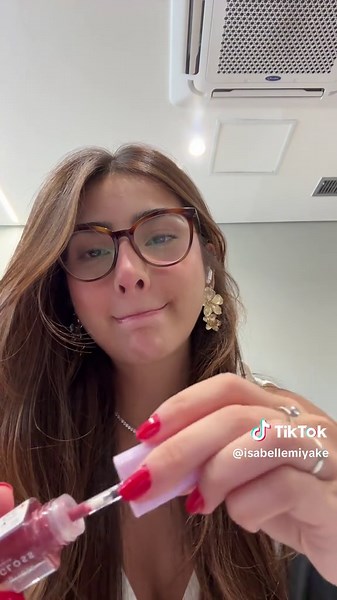 Ruby Rose Makeup Tutorial: How to Use Gloss Effectively