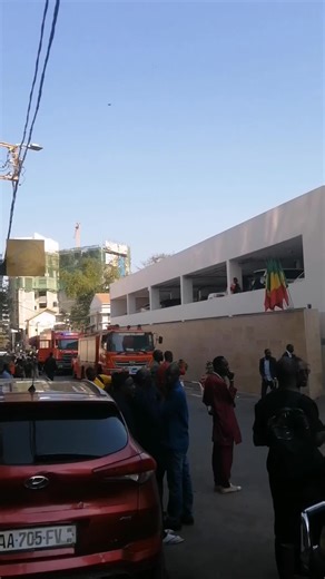 Le feu s'est déclenché au niveau des accensseurs. Après l'évacuation des travailleurs le feu a été maîtrisé par les éléments des sapeurs pompiers. Aucun blessés n'a été déclaré jusqu'à là le building est jusqu'à lundi @SONKO moy Sénégal 🥰🤩🇸🇳 #senegal