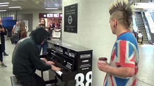 朋克摇滚乐手和在街头和Brendan Kavanagh 一起演奏Boogie Woogie For The First Time