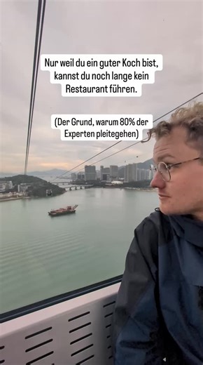 Philipp Wörgötter | Business Realist 👁️ on Instagram: "Das ist das „E-Myth“-Paradoxon. 👇 1. Der Fachkraft-Fehler: Du gründest, weil du dein Handwerk liebst (Programmieren, Coachen, Designen). Aber als Unternehmer ist dein Handwerk nicht mehr das Programmieren. Dein Handwerk ist jetzt: Verkauf, Marketing, Hiring und Systeme bauen. 2. Das Selbstständigen-Gefängnis: Wenn du der Beste in deinem Laden bist, kannst du nicht wachsen. Du bist kein Unternehmer. Du bist ein Angestellter mit dem härteste