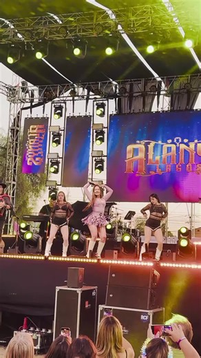 La pinche vibra que se siente en cada show de la doña @Alanys Lagos Oficial 🤠💙 #parati #alanyslagos #chile #cumbiasrancheras #musica
