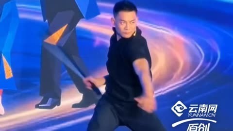 袁志平央视直播即兴表演刀舞，阳刚之气溢出屏幕，他表示：舞者应该深入生活扎根人民，为人民而舞 #舞蹈 #即兴表演 #阳刚之气 #深入生活