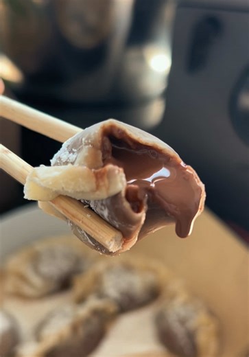 גיוזת שוקולד מטורפת! 🤤✨🍫 לפרטים נוספים וקוד קופון למיקסר המטורף הזה שבו אידתי את הגיוזות רשמו לי בתגובות - קוקינג שף✨ בש*ת!ף @Kenwood il מצרכים- • דפי כיסונים מוכנים • שוקולד שאוהבים (אני השתמשתי בפרלין שוקולד 😍) • 100 גרם שוקולד לבן לטבילה אופן ההכנה- לוקחים דפי כיסונים וממלאים בשוקולד, מורחים מעט מים בקצוות וסוגרים לצורת גיוזה יפה ✨ מעבירים לאידוי – אני השתמשתי בקוקינג שף המושלם עם סלסלת אידוי ואינדוקציה מובנית 😍 מוסיפים מים, מחממים ל-100 מעלות ומאדים 6–8 דקות עד שהגיוזות רכות ומוכנות מוצי