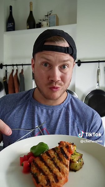 Kaupallinen yhteistyö @korpela kanssa. Porsaan ulkofileepihvit, haitariperunat ja grillattu vesimelonisalaatti (6 hlö, valmistusaika 45min) ● 1 kg Korpelan porsaan marinoituja ulkofileepihvejä Perunat ● 14 kpl Perunoita ● 1/3 Ruukkua timjamia ● 1/2 Ruukkua basilikaa ● 2–3 kpl Valkosipulin kynttä ● 1 rkl Hunajaa ● 1 rkl Öljyä ● 150 g Voita ● 1 tl Suolaa ● 1/2 tl Mustapippuria Vesimelonisalaatti ● 1 Vesimeloni ● 1/2 Ruukkua basilikaa ● 200 g Tuoreita mansikoita ● 1 tl Sokeria Aloita pesemällä peru