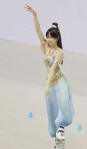 6.5K views · 177 reactions | Enjoy this stunning roller-skating performance by 19-year-old Chinese girl Qin Yuqing who skates and dances in a beautiful style.  Credit to Qin Yuqing | XuQinduo | Facebook