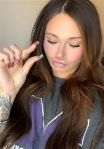 Eyelash cluster tutorial with @WiWiLINK BEAUTY this brand y’all, is the IT girl of lash clusters! Usually it takes me 10-15 minutes and multiple tries with 7-9 clusters on 1 eye. I literally used 4 clusters on each eye and it took less than 5 minutes! I’ve been using these for a month now and I definitely recommend! They are less than $15 and comes with enough for 2 months worth of changing out lashes every week. The glue holds for 7-9! I have to use the remover to get them off! BEST EVER!