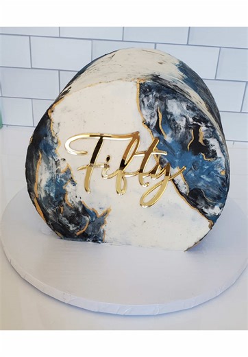 ✨ Let’s talk about Layers vs Tiers ✨ This is one of the biggest confusions when it comes to ordering a cake! 🍰 Layers are what you see inside one cake. Think of the sponge and filling stacked together. For example, if you order a 3-layer cake, that means three baked cake layers with buttercream or filling in between — but it’s still one single cake. 🎂 Tiers are when you take multiple cakes (each made up of their own layers) and stack them on top of each other. So a 2-tier cake is actually two 