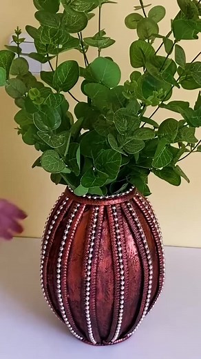 DIY: Crafting a Beautiful Vase from a Pringles Box