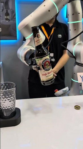 Roboter von Flexiv schenkt auf der automatica 2025 Weizenbier aus einer 0,33l-Flasche in ein Glas.