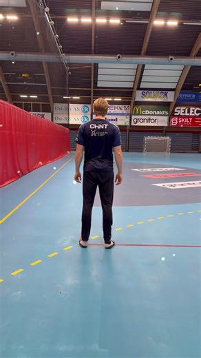 🎤 TA PÅ RASKE BRILLER! 😎 Søndag blir det gratisshow i Drammenshallen! Selveste Nicolay Ramm kommer🔥 Så ta med venner og familie – dette blir en skikkelig håndballfest! 🤾‍♂️💙 🏆 DHK 🆚 Nærbø 📅 Søndag 15. mars ⏰ Kampstart kl. 17.00 - vi åpner 16.00 📍 Drammenshallen 🎟 Gratisbilletter henter du ned i appen vår eller på hjemmesiden. 💥 Gratis konsert toppkamp i REMA 1000-ligaen – dette vil du ikke gå glipp av! #DHK #DrammenHåndball #Rema1000Ligaen #Raskebriller #Håndballfest@Norsk Topphåndbal