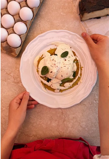 #adv @ZWILLING Italia BRUNCH DELLA DOMENICA – ROSTI DI PATATE CON UOVA POCHÉ E FONDUTA 🧀🥔❤️‍🔥 Per me il brunch perfetto deve essere così: caloroso, appagante, sfizioso, ma con quel dettaglio in più che lo rende speciale. Durante l’evento del brunch al Cooker Loft avete adorato questo piatto, quindi, ho pensato di proporvelo in una versione più semplice, ma super golosa da rifare tranquillamente anche a casa🤍 La parte fondamentale? Il rosti: dorato, super croccante fuori e morbido dentro. Per