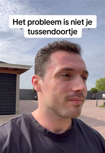 Veel mensen denken dat één tussendoortje hun hele progressie verpest. Maar meestal is dat niet het probleem. Het probleem is dat één tussendoortje er twee worden. Daarna drie. En voor je het weet eet je de rest van de dag veel meer dan je eigenlijk van plan was. Je hoeft echt niet alle tussendoortjes te vermijden om af te vallen. Zolang je bewust bent van wat je eet en het binnen je totale voeding past, is er veel meer mogelijk dan je denkt. Weet je niet precies welke tussendoortjes een goede ke