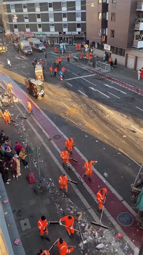 Helde‘ vun Kölle. ❤️🤍 @awb @koelner_karneval @koelnistkool #koeln #karneval #satisfying #foryoupagе #foruyou Danke an die Leute, die die Mistarbeit machen, während andere (manchmal zu) sorgenlos und ausgelassen feiern.