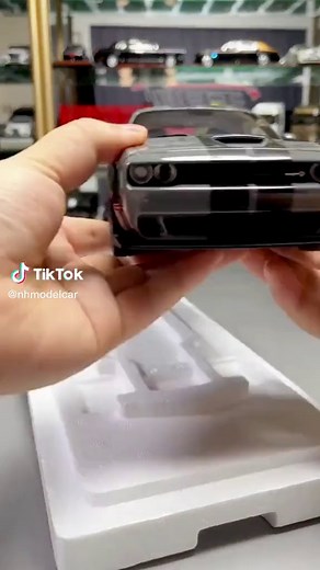 1:18 Scale Dodge Challenger SRT - Muscle Car Model Collection