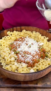 MINI TIMBALLI DI ANELLETTI ALLA SICILIANA X 15 PZ: Per il ragù: 300 g carne macinata mista 1 carota 1 gambo sedano 1 cipolla q.b. olio extravergine d’oliva Mezzo bicchiere vino 650 ml passata di pomodoro 70 g piselli (preferite quelli fini, più dolci) q.b. sale 1 foglia alloro soffriggi il trito di carota, sedano e cipolla e poi unisci la carne. Falla cuocere qualche istante e poi sfuma con il vino, fai evaporare e versa la passata. Insaporisci con: sale, alloro, poca acqua e bicarbonato (x addo