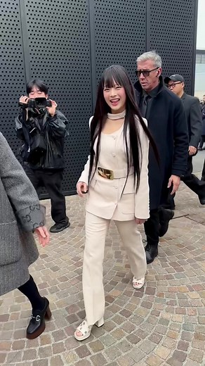 14K views · 47 reactions | ファッションウィークに登場したNewJeans ハニとヘインの着こなしをプレイバック | VOGUE JAPAN | Facebook