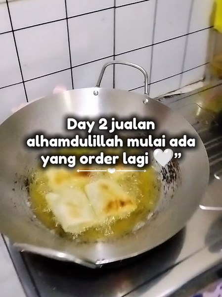 “Day 2… masih langkah kecil 🤍 Goreng, bungkus, lalu antar dengan penuh harap , Gak harus langsung ramai, yang penting terus jalan… Terima kasih untuk yang sudah support hari ini 🙏 OPEN ORDER ya! Yuk cobain juga ✨” #fyp #jualan #dimsumgoreng
