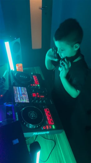 Maxim Petr on Instagram: "Maxíkovi se toto kombo moc líbí, vam taky? 🔥 Zombie cats - Need Genetics, method - Eat Sleep Rave Repeat #dnb #youngdj"