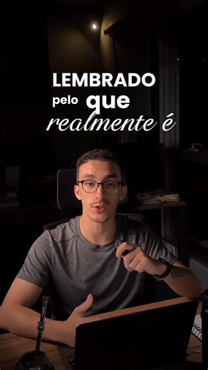 Paulo Ricardo - Gestor Estratégico on Instagram: "O problema não é falta de estética, roteiro ou edição. É excesso de fórmula. Quando todo mundo usa o mesmo ritmo, os mesmos cortes e o mesmo tipo de fala, o algoritmo até distribui, mas o público não associa aquilo a ninguém. E sem associação não existe marca, nem posicionamento, nem autoridade real. Autoridade, nesse contexto, não é repetir a palavra. É consistência de ponto de vista, clareza de mensagem e coragem de contrariar o padrão quando e