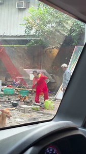 वे 100 से भी ज़्यादा स्ट्रीट डॉग्स की देखभाल करते हैं, उनके साथ सड़कों पर सोते हैं और परिवार की तरह उनका ख़याल रखते हैं। | Sagar Kumar