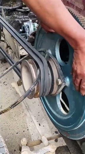 Single cylinder diesel engine transmission belt installation process