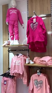 Habillez votre enfant avec l’un de nos modèles de vêtements pour les filles, des pièces de qualité pensées pour elles. #vetement #habillement #nouvellecollection #lamereetlenfant | La Mère et l'Enfant
