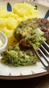 Sýrovo brokolicové placky #toprecepty #recept #recipe #video #videorecipe #slane #salty #syr #cheese #brocolice #broccoli #placky #obed #lunch #zelenina #vegetable #snadne #jednoduche #rychle #easy #jidlo #food #tasty #protebe #fyp #fy #foryou #foryourpage | Toprecepty.cz