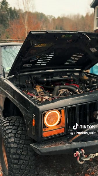 4.88 gears, chromoly shafts, aussie lockers front and rear, sleeved d30hp… shes here to party #jeepcherokee #xj #fyp #viral