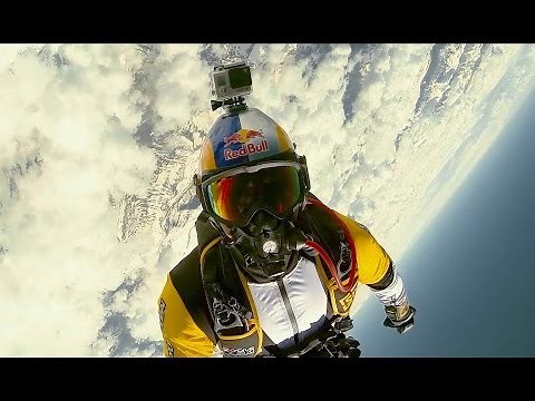 Breathtaking high altitude acrobatic skydiving - Red Bull Skycombo