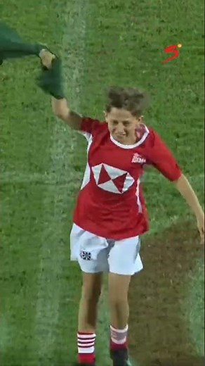 A cheeky moment from a Springbok fan at the Dubai SVNS 😂🇿🇦 #ssrugby