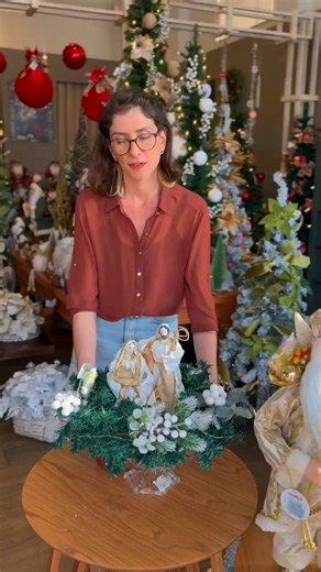 Receita de um arranjo natalino cheio de encanto! ✨ Ingredientes: ▫️ Uma peça base da sua preferência; ▫️ Uma guirlanda pequena; ▫️ Um isopor ou caixa (use como suporte); ▫️ Um pisca Fio de Fada LED; ▫️ Picks natalinos à sua escolha; ▫️ Uma Sagrada Família. Modo de preparo: Junte tudo com muita criatividade e amor! ❤️ Combine todas as peças escolhidas, do seu jeitinho, e veja a magia do Natal ganhar forma. Todas essas peças e muito mais você encontra aqui no Showroom de Natal Casa Bela Decorações