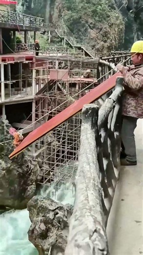 The canyon cableway is an assistant for transporting materials.
