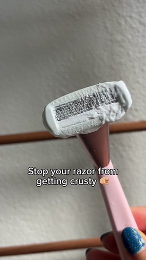 How to clean your razor 👀 #cleanyourrazor #razorhacks #razortips #shavingtips #bodycare